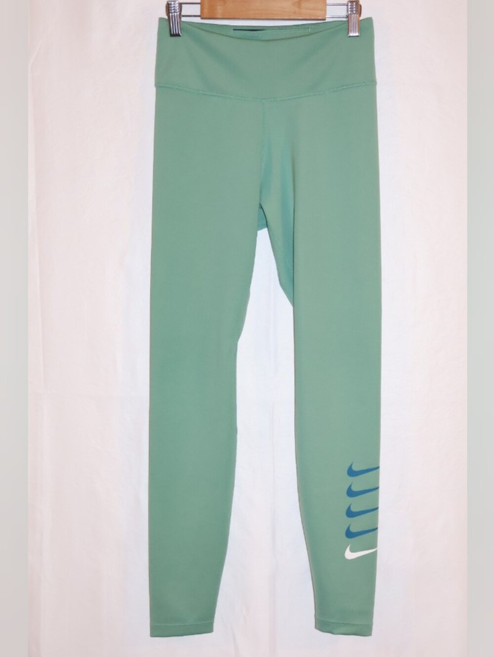 Nike Swoosh Muted Sage/Juniper Green Run Mid-Rise 7/8 Running Tights.